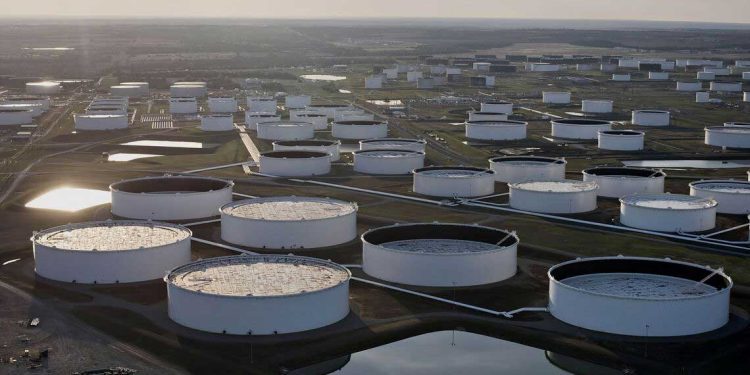 النفط يرتفع بعد استيعاب الأسواق لزيادة إنتاج أوبك+