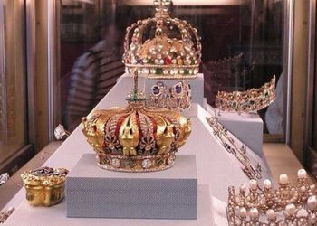 سطو مسلح يهز متحف اللوفر: سرقة مجوهرات نابليون وأوجيني