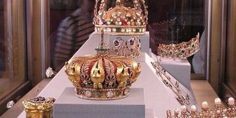 سطو مسلح يهز متحف اللوفر: سرقة مجوهرات نابليون وأوجيني