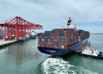 الصين تفرض رسوم موانئ على السفن الأمريكية