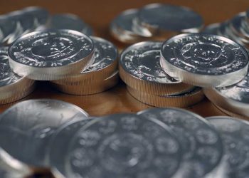 الفضة تسجل ارتفاعاً قياسياً والذهب يلتقط أنفاسه