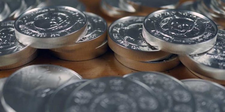 الفضة تسجل ارتفاعاً قياسياً والذهب يلتقط أنفاسه