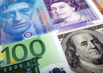 اليورو والين يهبطان لليوم الثالث