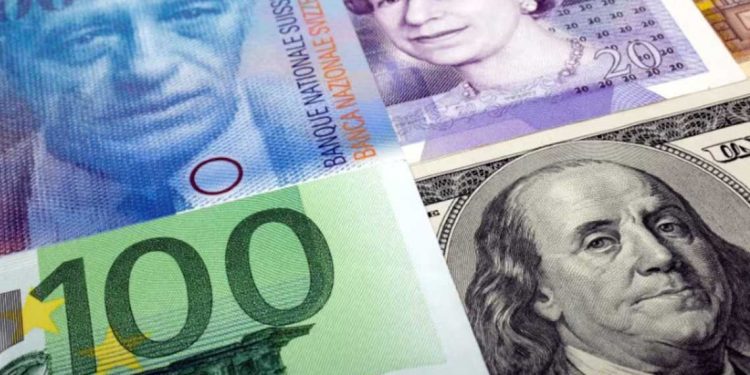 اليورو والين يهبطان لليوم الثالث