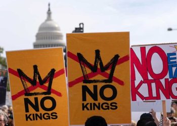 أكبر احتجاج في التاريخ …7 ملايين أمريكي يشاركون في مظاهرات “لا ملوك” ضد ترامب