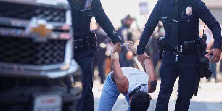 لوس أنجلوس تعلن حالة الطوارئ