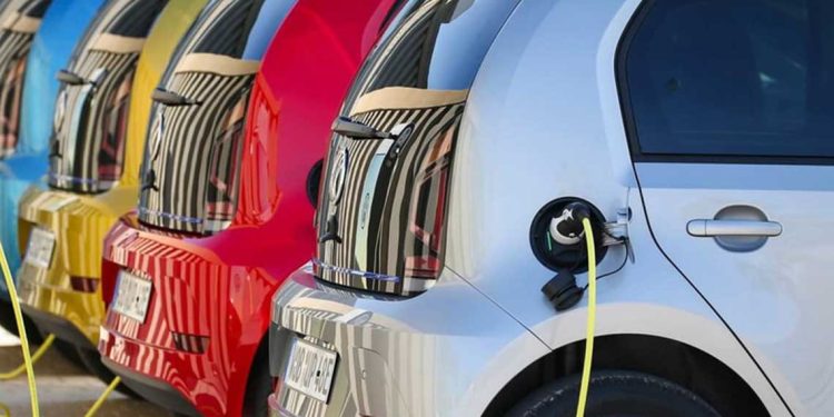 ما حجم مبيعات السيارات الكهربائية في العالم ؟