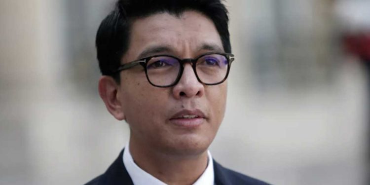 مدغشقر على صفيح ساخن…الجيش ينحاز للمتظاهرين وراجولينا يغادر العاصمة