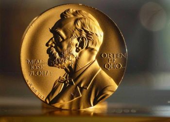 نوبل الفيزياء 2025 تكرّم ثلاثيًا علميًا كشف آفاق فيزياء الكم