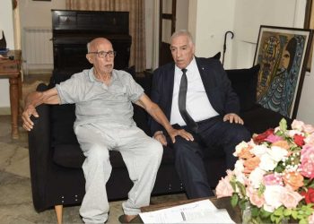 وزير المجاهدين يزور الرائد عز الدين قبل سفره للعلاج