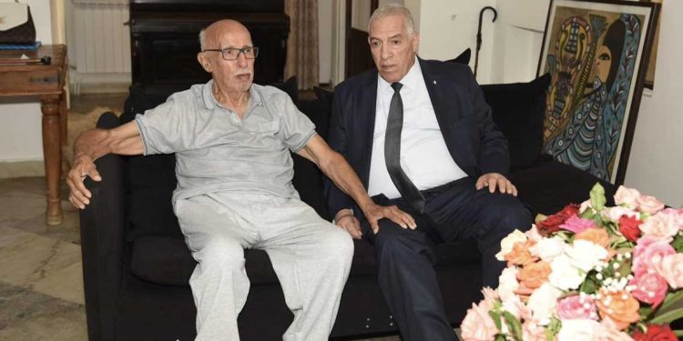 وزير المجاهدين يزور الرائد عز الدين قبل سفره للعلاج