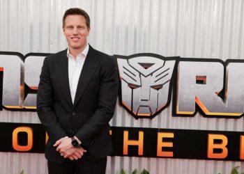 لاري إليسون يسعى لبناء إمبراطورية إعلامية من هوليوود للإعلام الرقمي