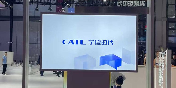 CATL تبدأ أكبر مصنع بطاريات في إسبانيا بالشراكة مع Stellantis