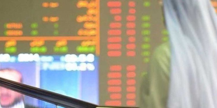 المؤشر السعودي يتراجع والمصري يصل إلى مستوى قياسي