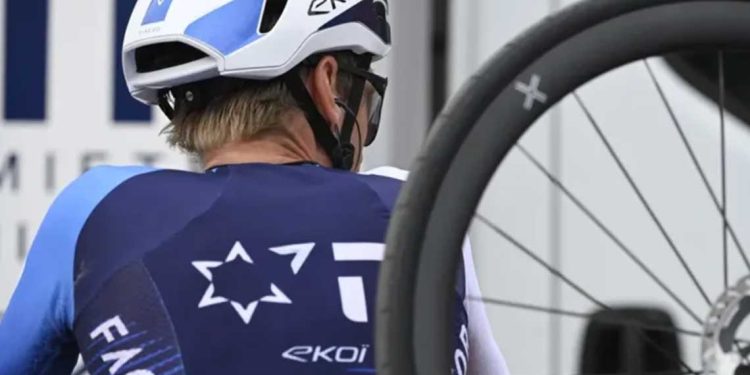 بسبب الاحتجاجات….إزالة اسم إسرائيل من هوية فريق الدراجات