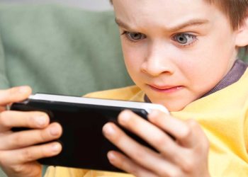 الاستعمال المفرط للشاشات الرقمية بين التلاميذ…وزارة الصحة الجزائرية تحذر