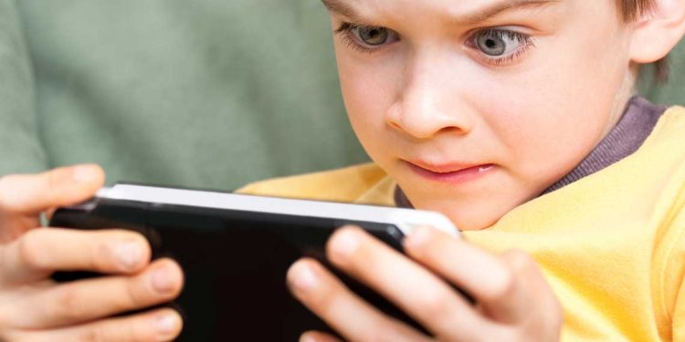 الاستعمال المفرط للشاشات الرقمية بين التلاميذ…وزارة الصحة الجزائرية تحذر