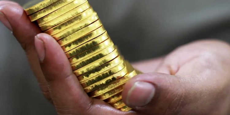الذهب يقاوم نزيف الأسواق