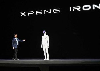 الروبوت البشري “آيرون” يثير جدلاً واسعًا بمظهره وحركاته