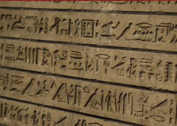 بالهيروغليفية لأول مرة.. صحيفة مصرية تُحيي لغة الفراعنة في يوم المتحف الكبير