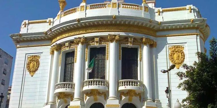 سكيكدة تفتتح أيامها الوطنية للمسرح في أجواء نوفمبرية