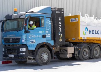 امرأة تمسك بالمقود…وهولسيم تغيّر قواعد الطريق