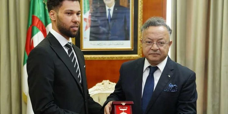 ساعة لقياس فيتامين “د” دون وخز…بداري يكرّم العيد دردابو