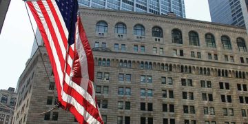 رئيس بنك نيويورك الفيدرالي يحذر…خطر ركود اقتصادي في أمريكا