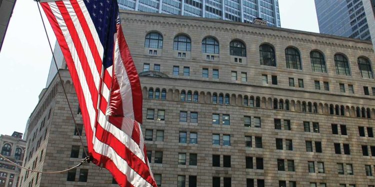 رئيس بنك نيويورك الفيدرالي يحذر…خطر ركود اقتصادي في أمريكا