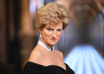 عبر “فستان الانتقام” الأميرة ديانا تعود إلى الحياة في قلب باريس