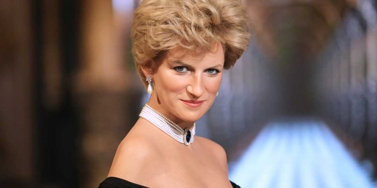 عبر “فستان الانتقام” الأميرة ديانا تعود إلى الحياة في قلب باريس