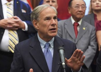 حاكم ولاية أمريكية يصنّف الإخوان المسلمين “منظمة إرهابية”