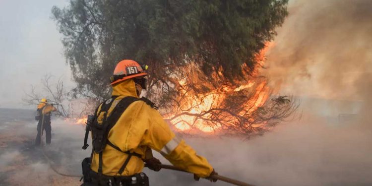 كاليفورنيا …حريق جديد بينما تحذر الأرصاد من فيضانات