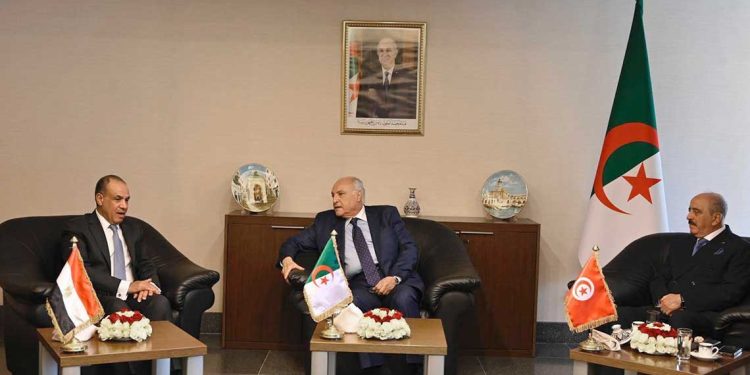 الجزائر ومصر وتونس تؤكد أن الحل في ليبيا يجب أن يكون بيد الليبيين