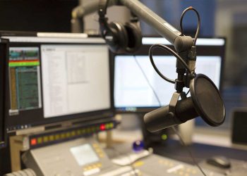 إعلام…بث إذاعتين جهويتين على مدار اليوم