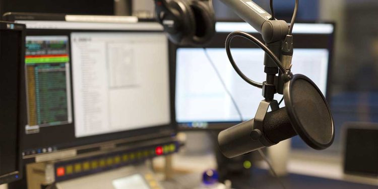 إعلام…بث إذاعتين جهويتين على مدار اليوم