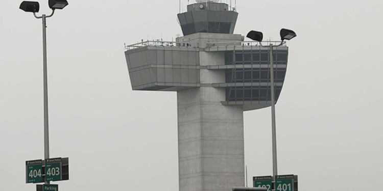 مئات الرحلات الجوية تتأثر بغياب مراقبي الحركة الجوية في أمريكا