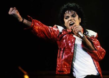 الملك جاكسون يرقص مجددًا على القمة… “Thriller” تعود بقوة