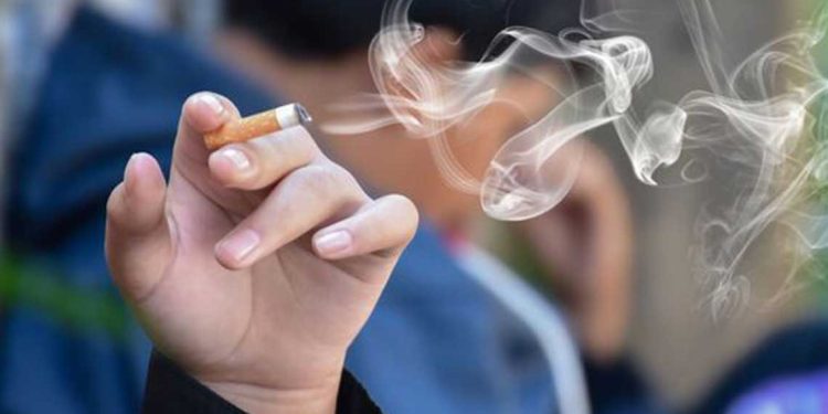 21% من الجزائريين مدخنون والفجوة بين الجنسين واسعة جدًا