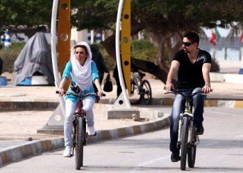 إيران تفتح الباب أمام النساء لقيادة  الدراجات النارية