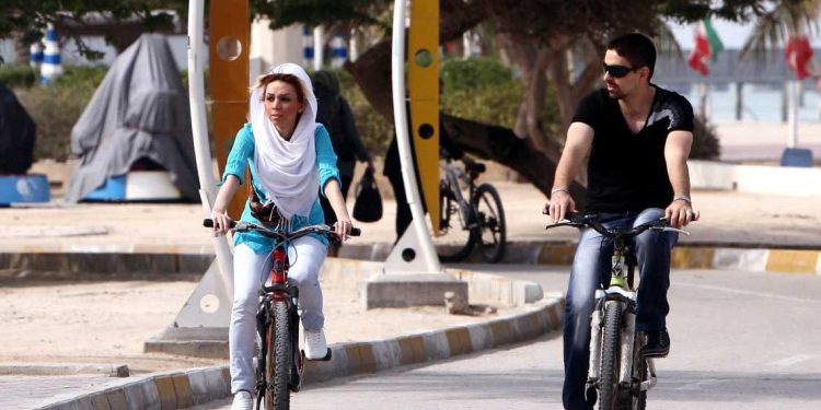 إيران تفتح الباب أمام النساء لقيادة الدراجات النارية
