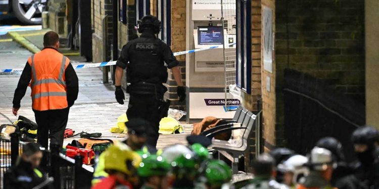 هجوم دموي بسكين في قطار بريطاني يُخلّف عشرة جرحى