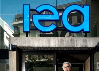 الطاقة الدولية تتوقع فائضًا أكبر في سوق النفط خلال 2026