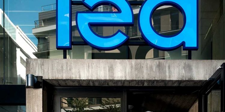 الطاقة الدولية تتوقع فائضًا أكبر في سوق النفط خلال 2026