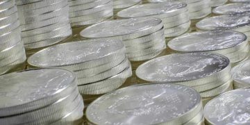 الفضة تقفز فوق 65 دولارًا للمرة الأولى