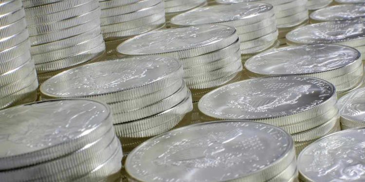 الفضة تقفز فوق 65 دولارًا للمرة الأولى