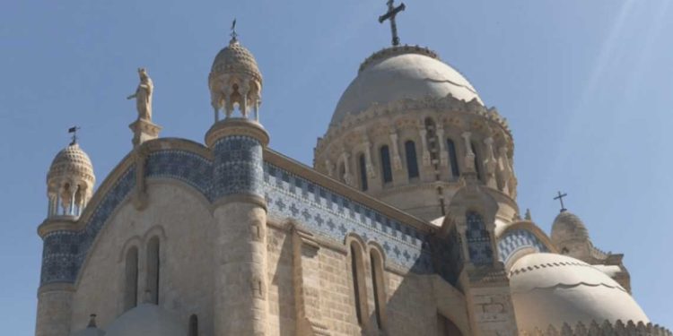 الجزائر تؤكد حماية حرية ممارسة الشعائر الدينية