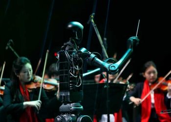 روبوت يقود أوركسترا….الذكاء الاصطناعي يغني و هل يمكن أن يبدع ؟