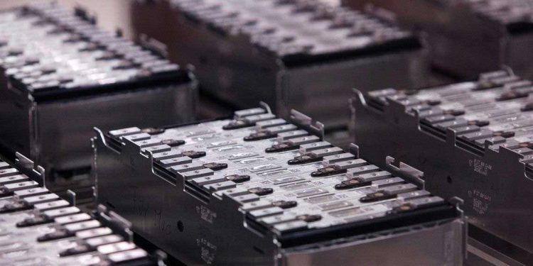 روسيا تطلق أول مصنع شامل لإنتاج بطاريات الليثيوم