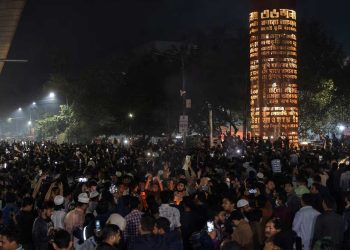 بنغلادش…احتجاجات عنيفة بعد وفاة زعيم الطلابي